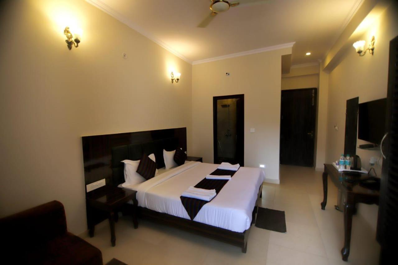 Отель Rishikesh Grand Экстерьер фото