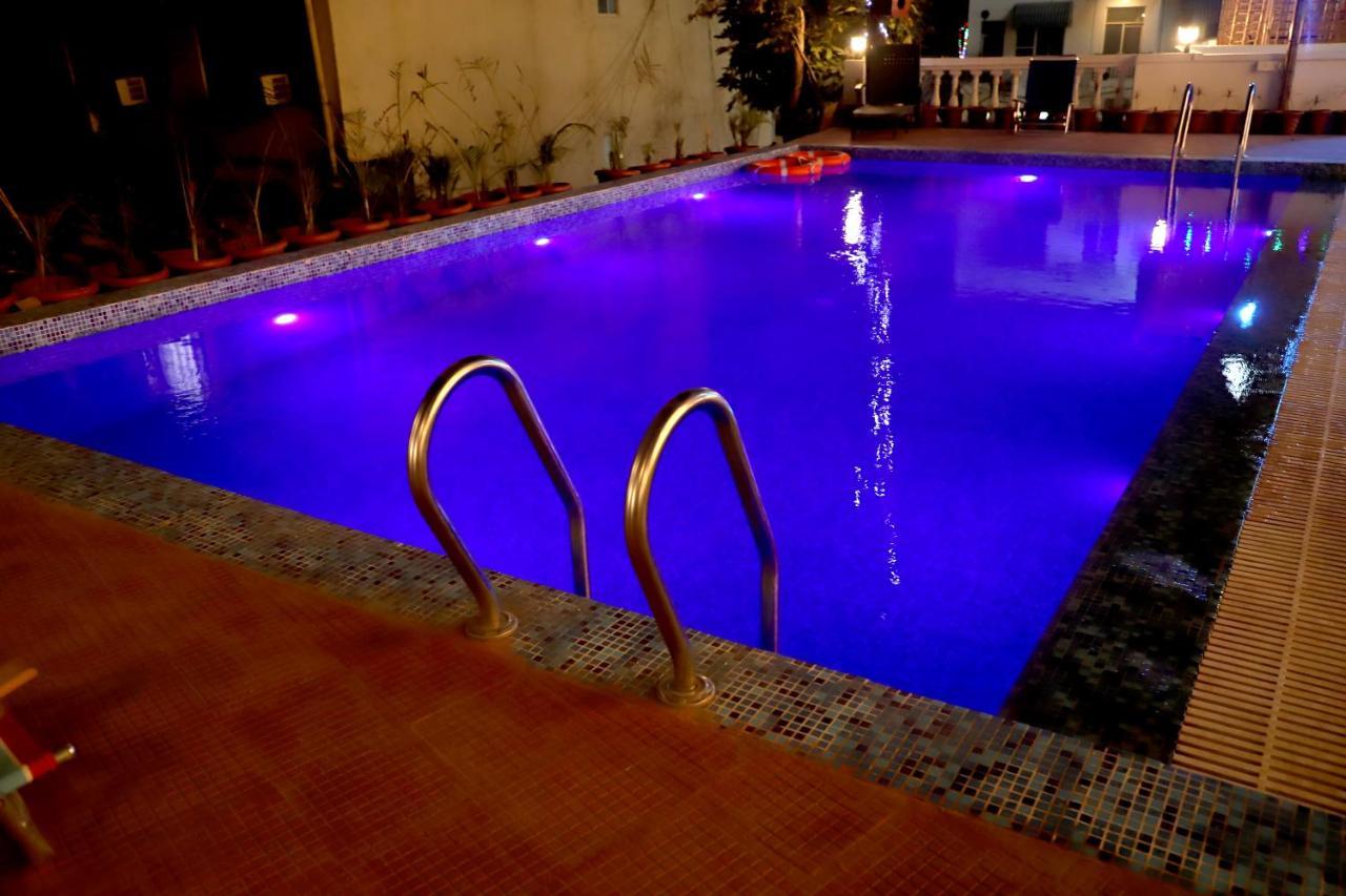 Отель Rishikesh Grand Экстерьер фото