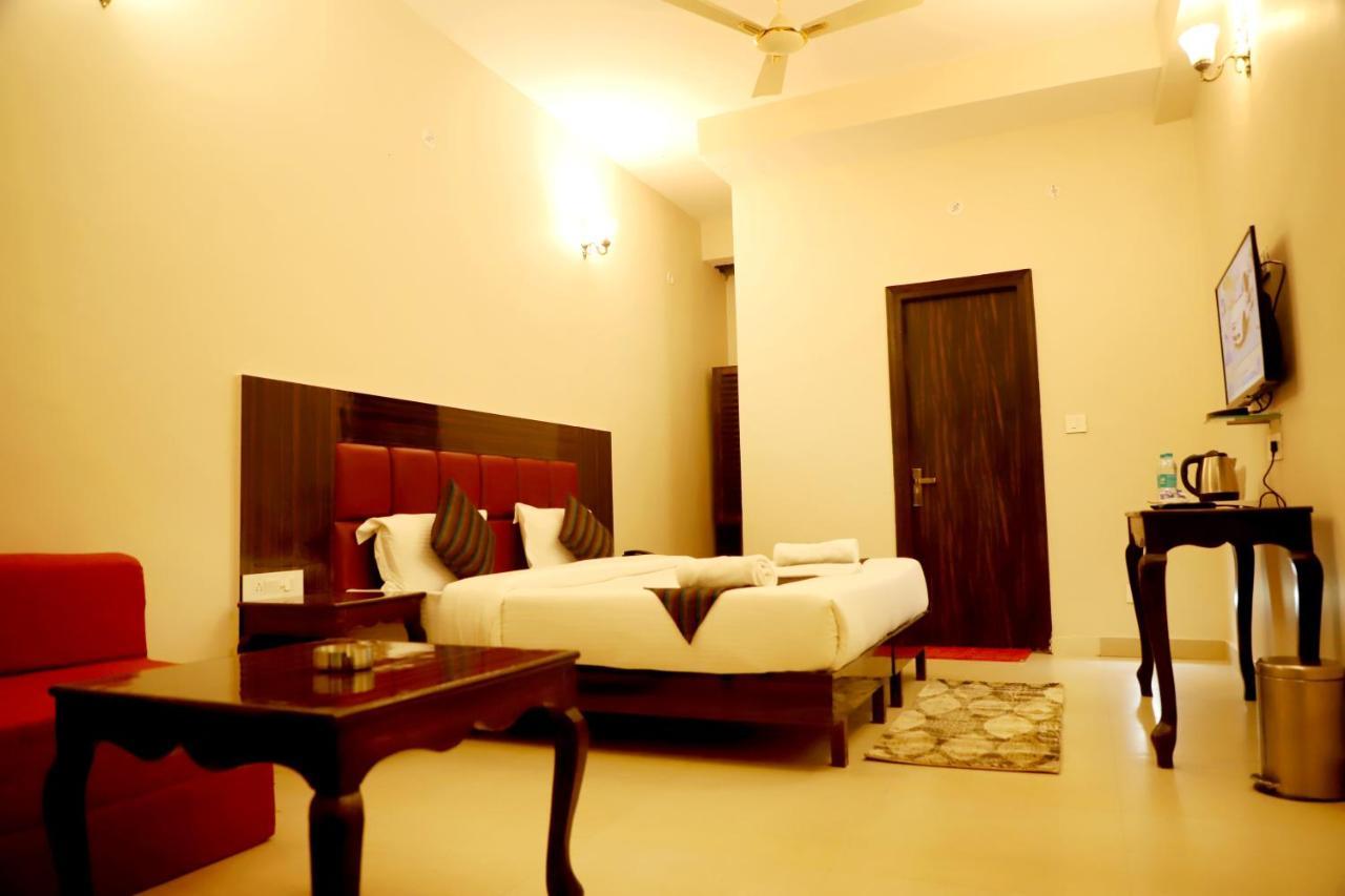 Отель Rishikesh Grand Экстерьер фото